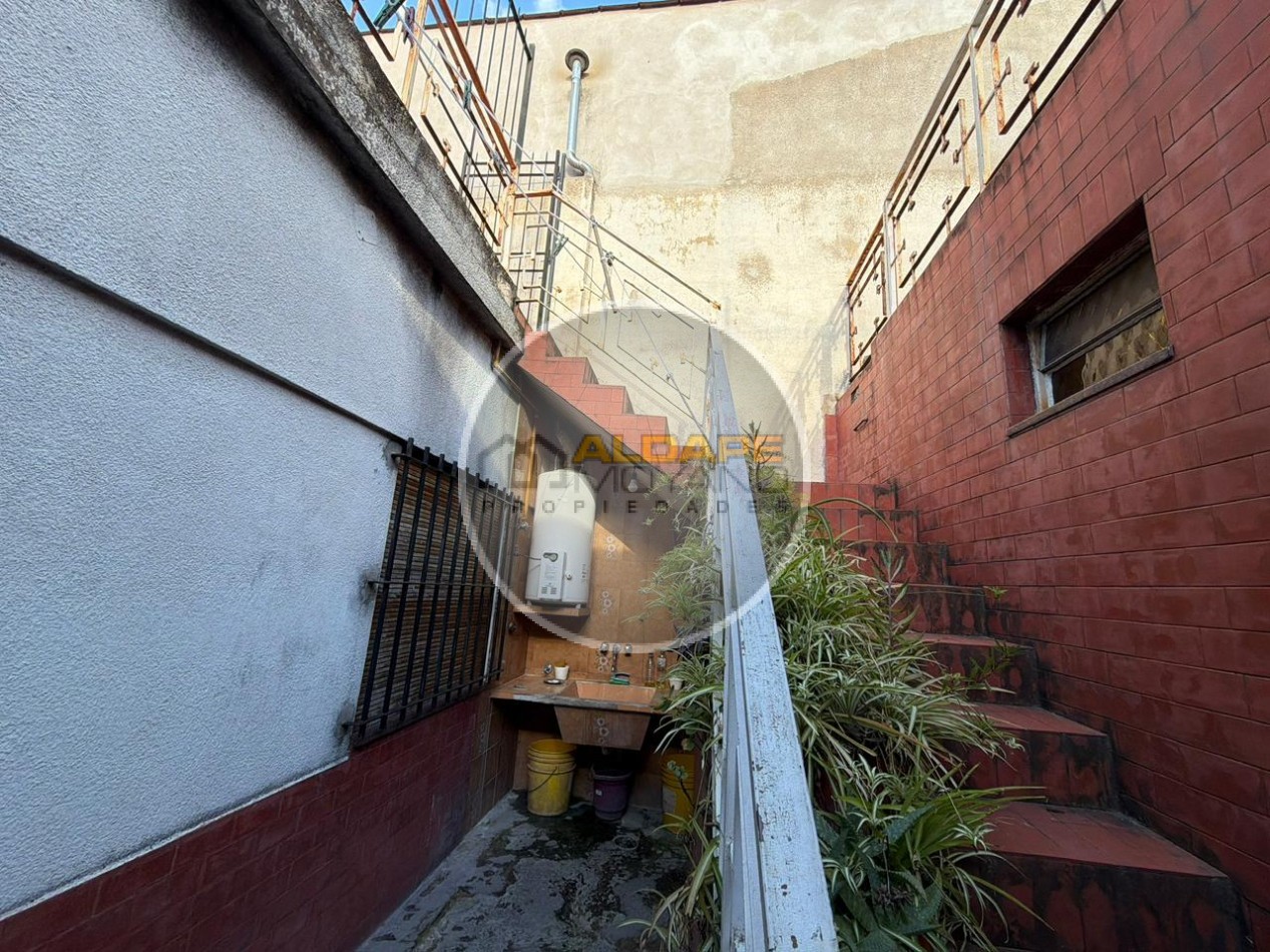 Se Vende Casa Cuatro ambientes, cochera doble (Lomas del Mirador)