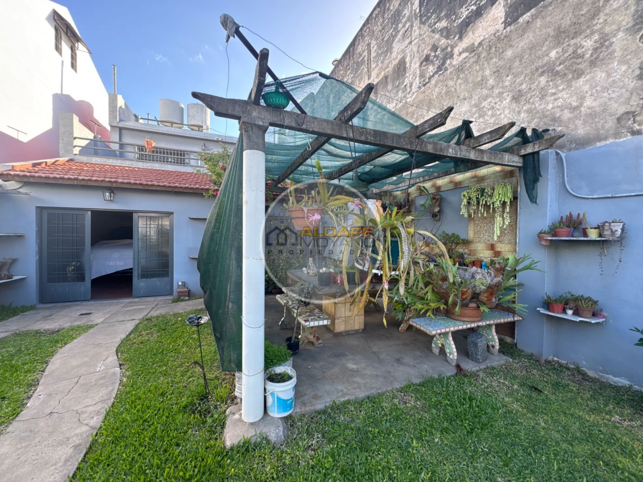 En Venta Casa seis ambientes, cochera triple, Quincho -Excelente estado!! (Villa Lugano)
