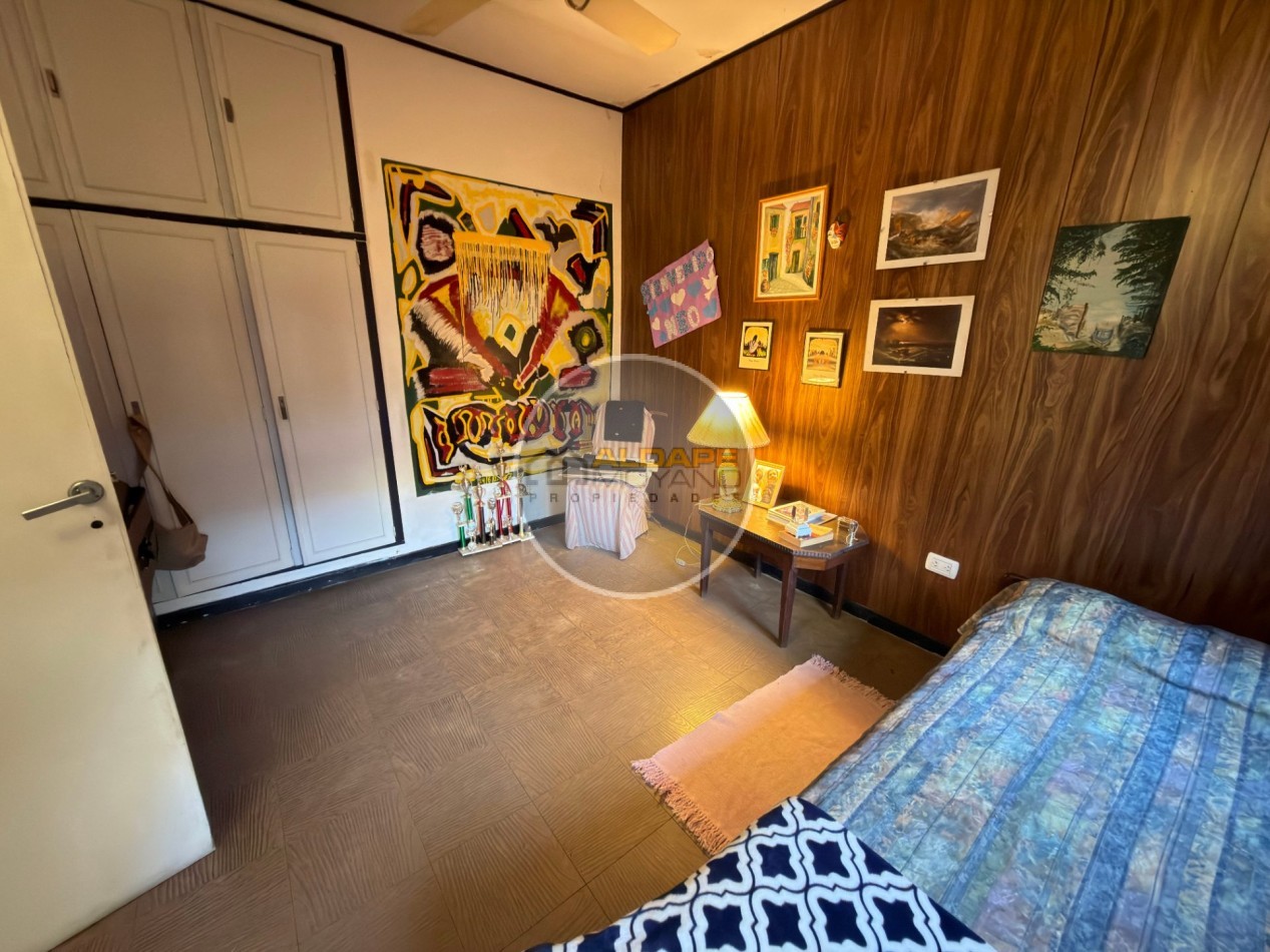 Se Vende Casa Cuatro ambientes, con cochera, Quincho (Villa Lugano)