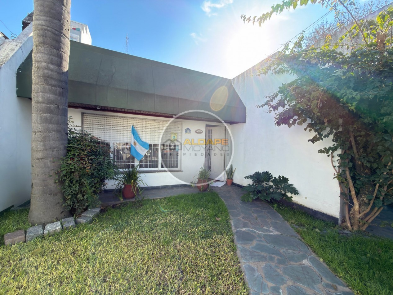 Se Vende Casa Cuatro ambientes, con cochera, Quincho (Villa Lugano)