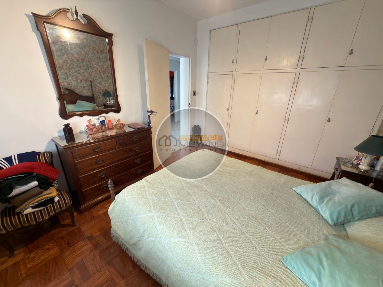 Se Vende Casa Cuatro ambientes, con cochera, Quincho (Villa Lugano)