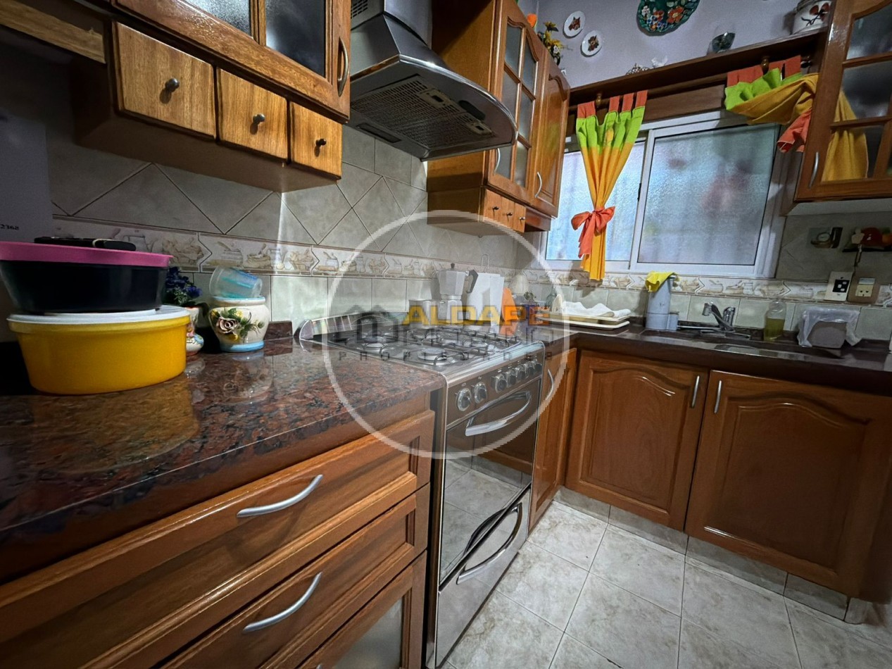 Se Vende Casa Cuatro ambientes, cochera doble (Lomas del Mirador)