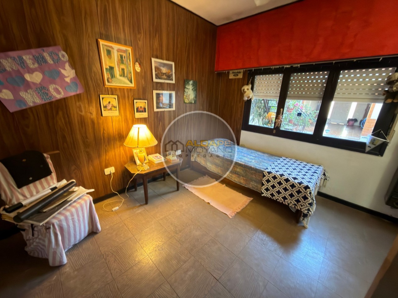 Se Vende Casa Cuatro ambientes, con cochera, Quincho (Villa Lugano)