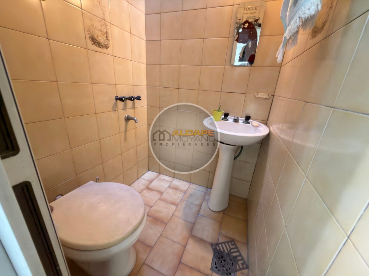 Se Vende Casa Cuatro ambientes, con cochera, Quincho (Villa Lugano)