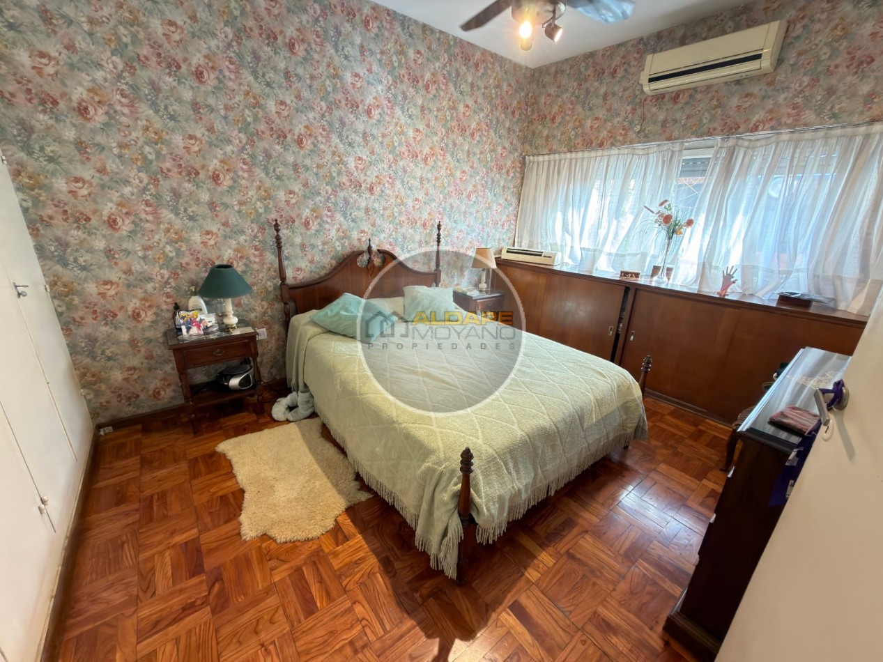 Se Vende Casa Cuatro ambientes, con cochera, Quincho (Villa Lugano)