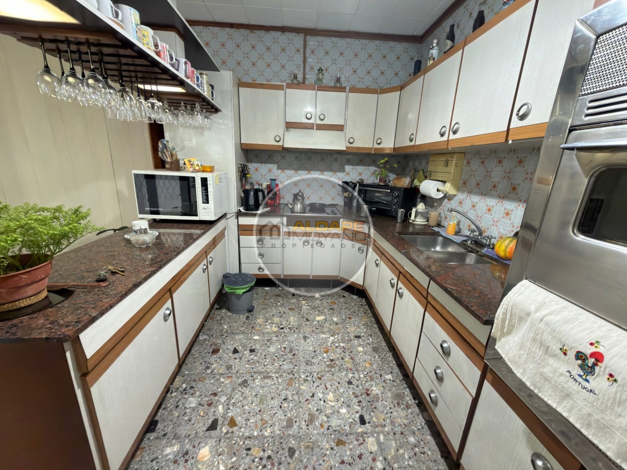 Se Vende Casa Cuatro ambientes, con cochera, Quincho (Villa Lugano)