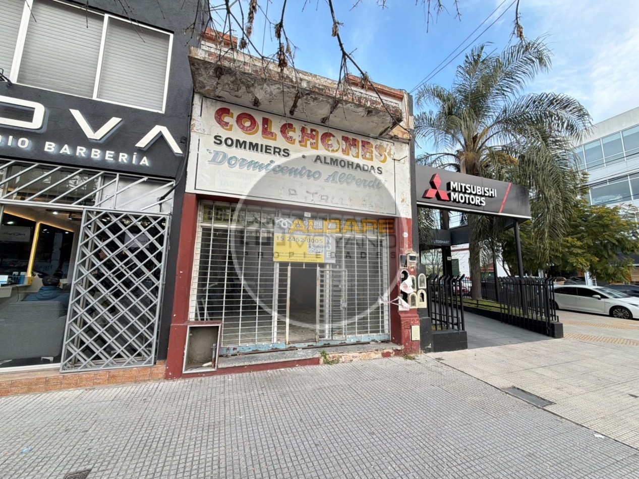 Se vende Local comercial y vivienda tres amb (A Reciclar)
