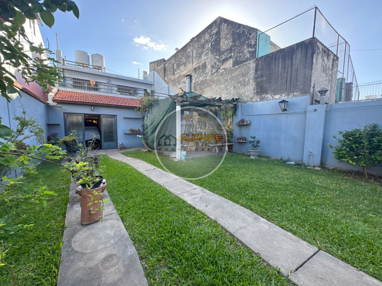 En Venta Casa seis ambientes, cochera triple, Quincho -Excelente estado!! (Villa Lugano)