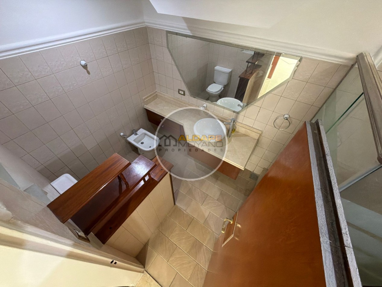 Se Vende Casa Cuatro ambientes, cochera doble, quincho (Banfield)