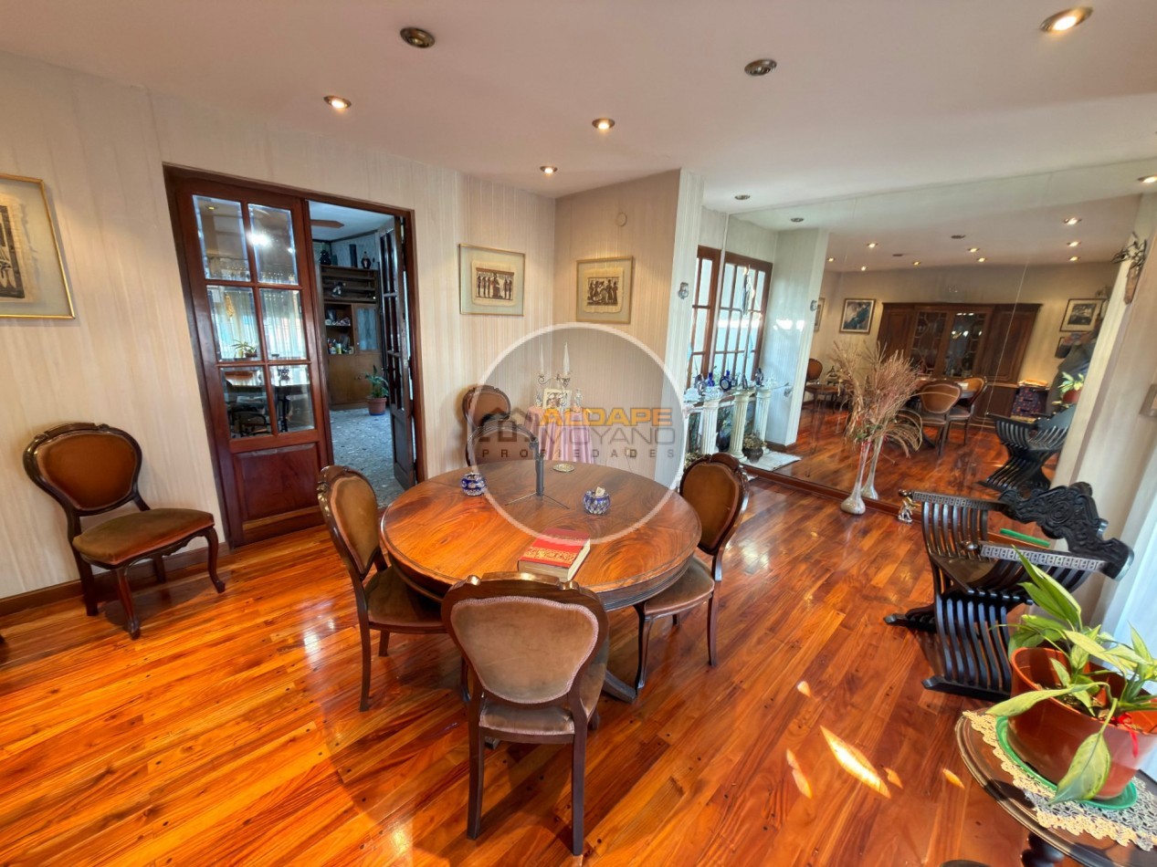 Se Vende Casa Cuatro ambientes, con cochera, Quincho (Villa Lugano)