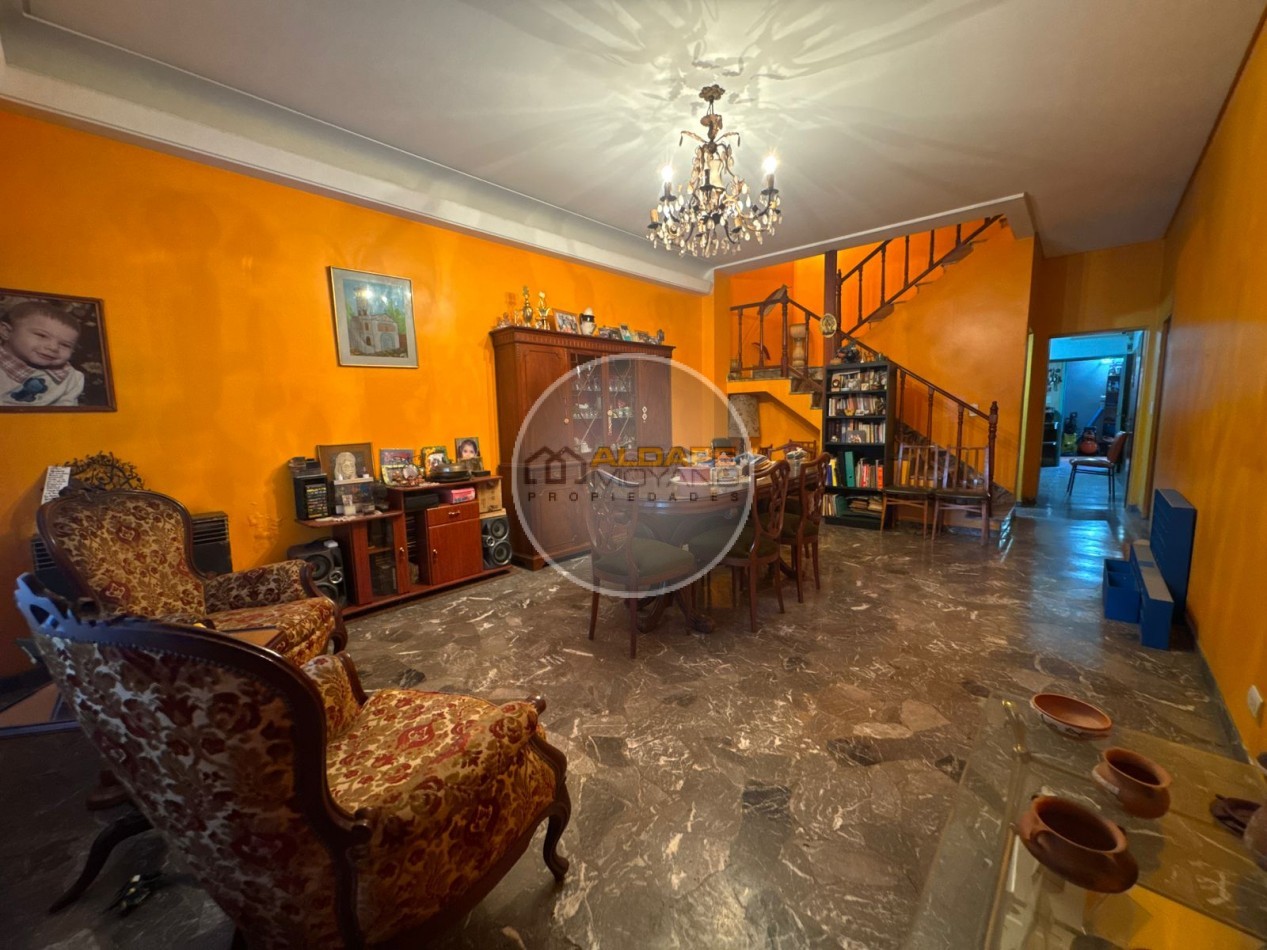 En Venta Casa seis ambientes, cochera triple, Quincho -Excelente estado!! (Villa Lugano)