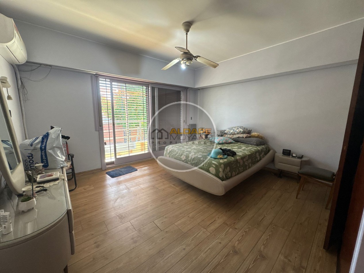 En Venta Casa seis ambientes, cochera triple, Quincho -Excelente estado!! (Villa Lugano)