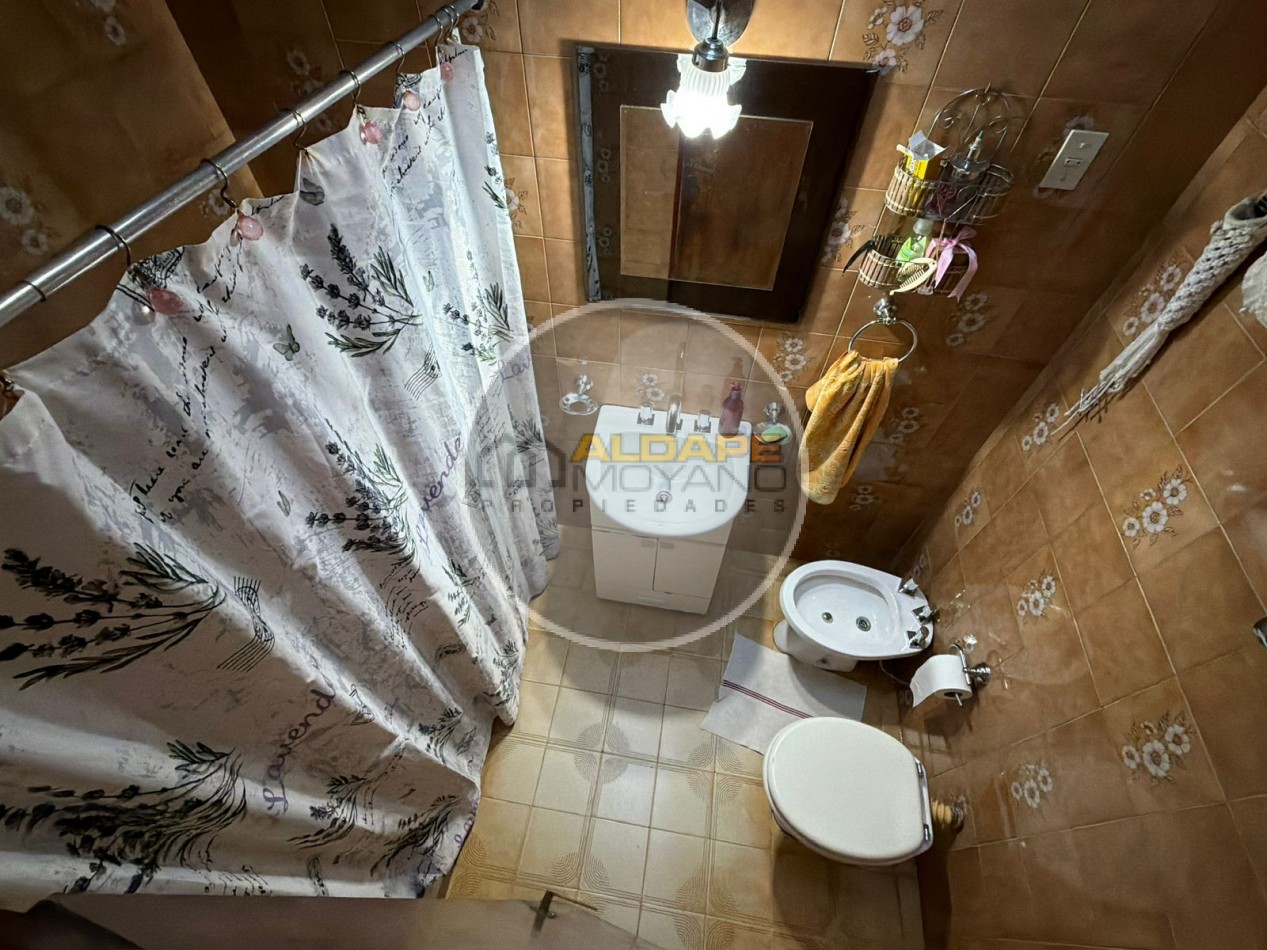 Se Vende Casa Cuatro ambientes, cochera doble (Lomas del Mirador)