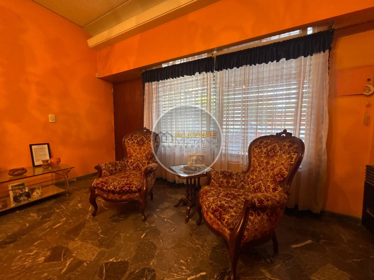 En Venta Casa seis ambientes, cochera triple, Quincho -Excelente estado!! (Villa Lugano)
