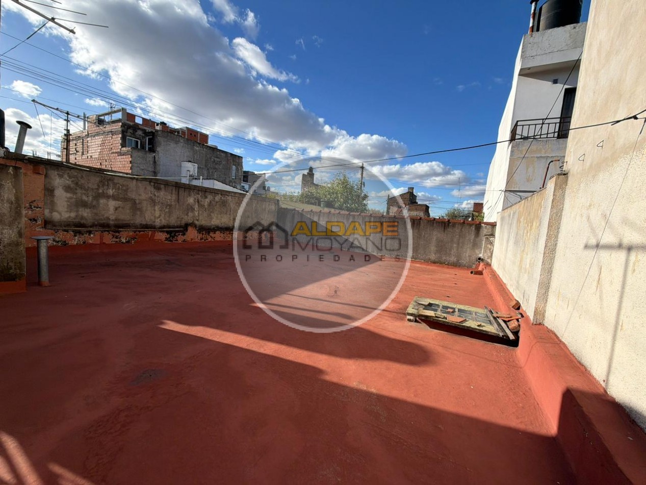 Se Vende Casa Cuatro ambientes, cochera doble (Lomas del Mirador)