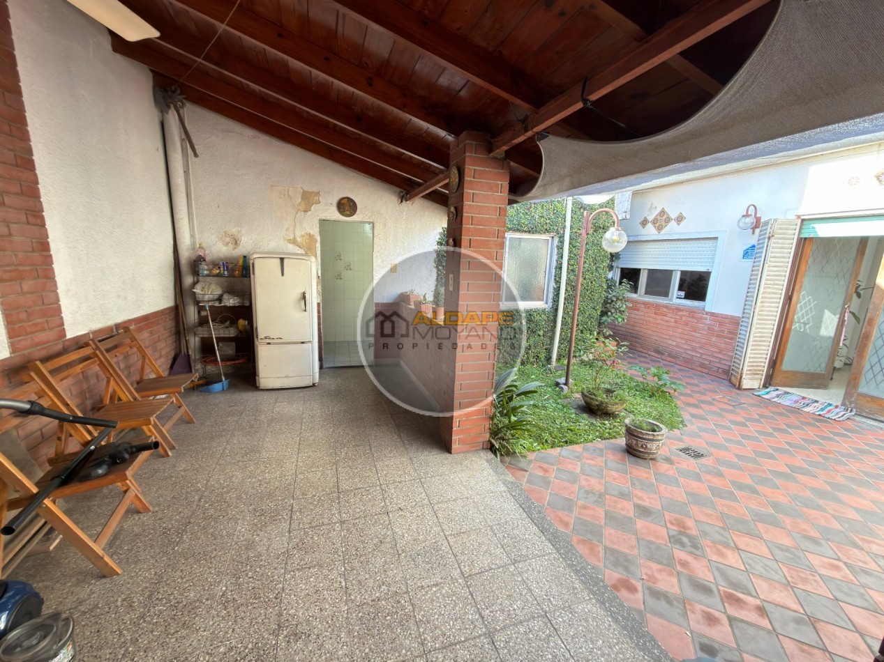Se Vende Casa Cuatro ambientes, con cochera, Quincho (Villa Lugano)