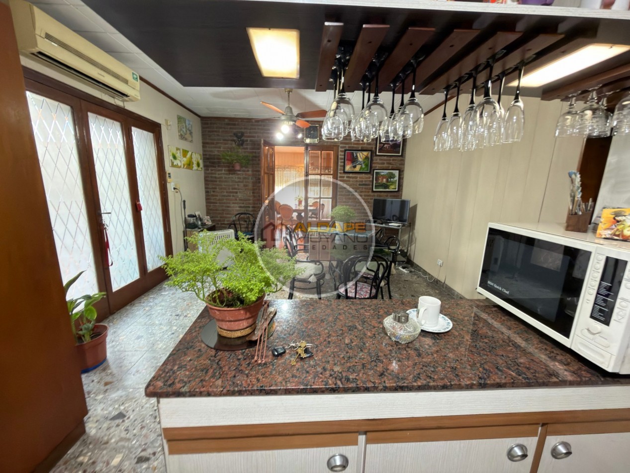 Se Vende Casa Cuatro ambientes, con cochera, Quincho (Villa Lugano)
