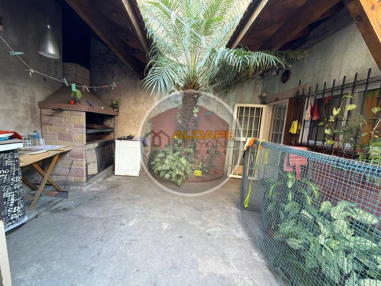 Se Vende Casa Cuatro ambientes, cochera doble (Lomas del Mirador)