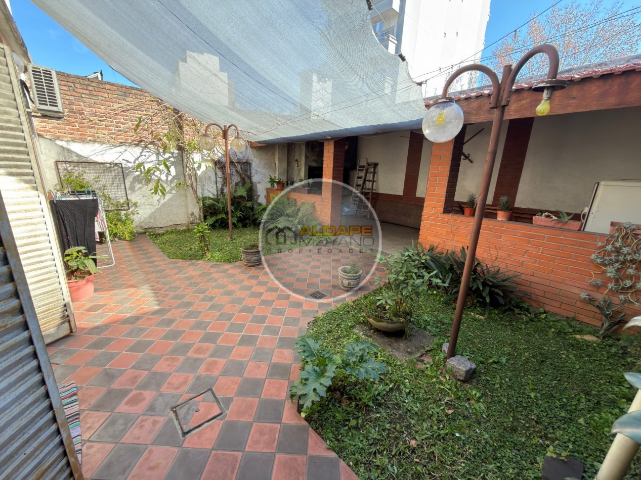 Se Vende Casa Cuatro ambientes, con cochera, Quincho (Villa Lugano)