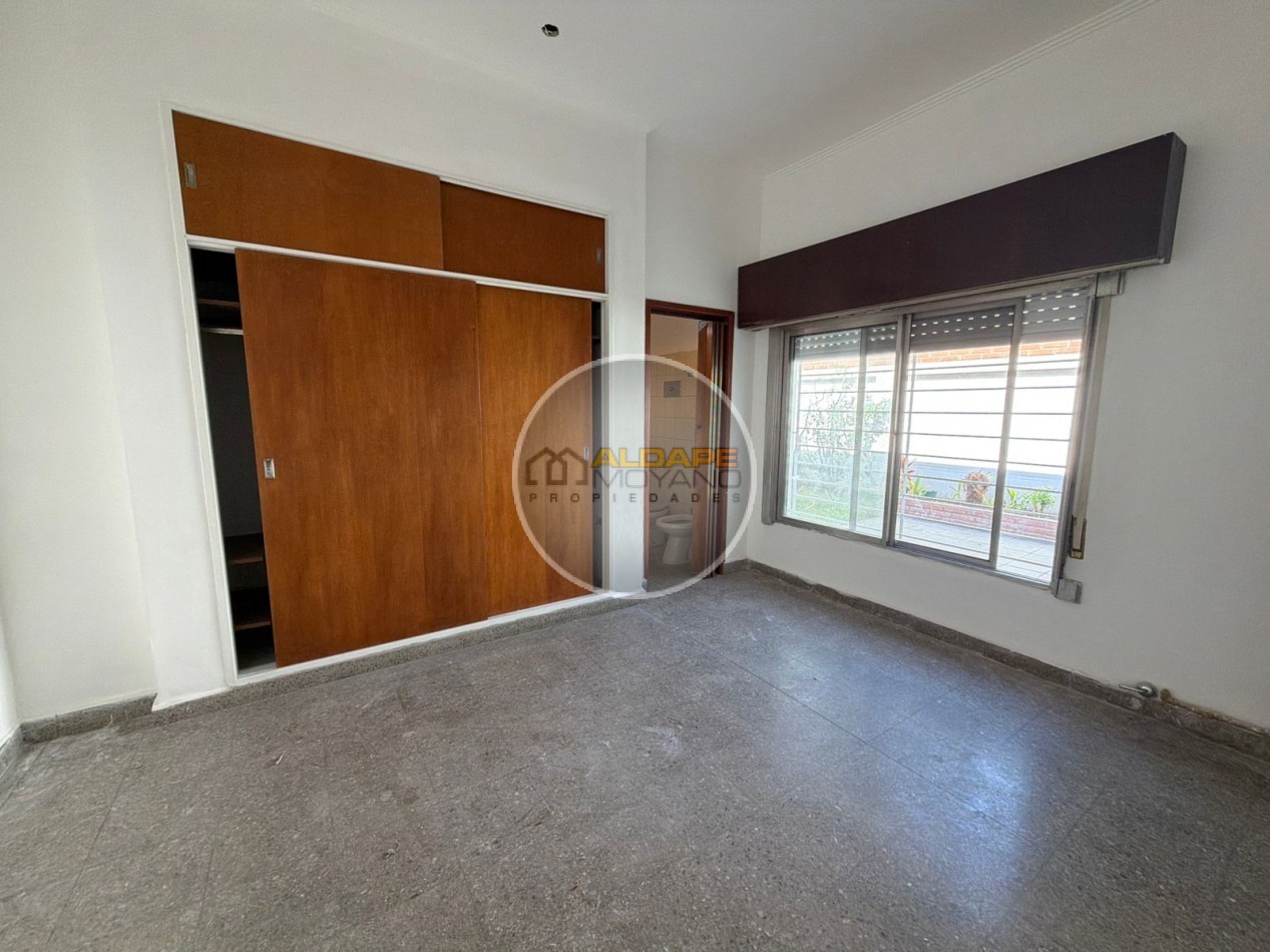 Se Vende Casa Cuatro ambientes, cochera doble, quincho (Banfield)