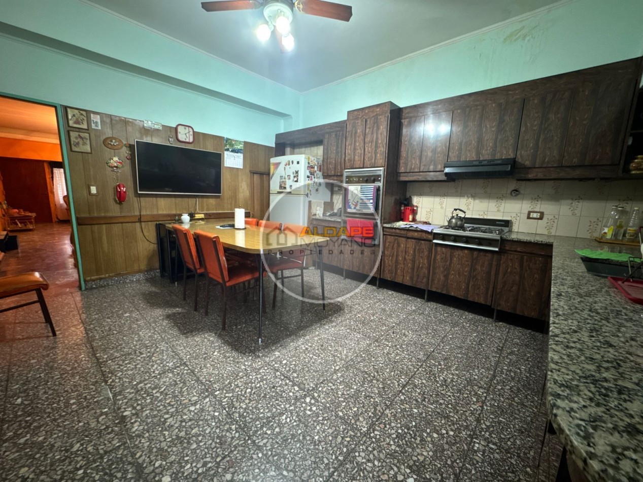 En Venta Casa seis ambientes, cochera triple, Quincho -Excelente estado!! (Villa Lugano)