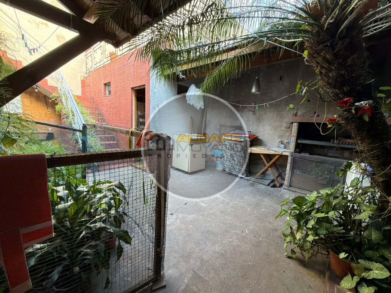 Se Vende Casa Cuatro ambientes, cochera doble (Lomas del Mirador)