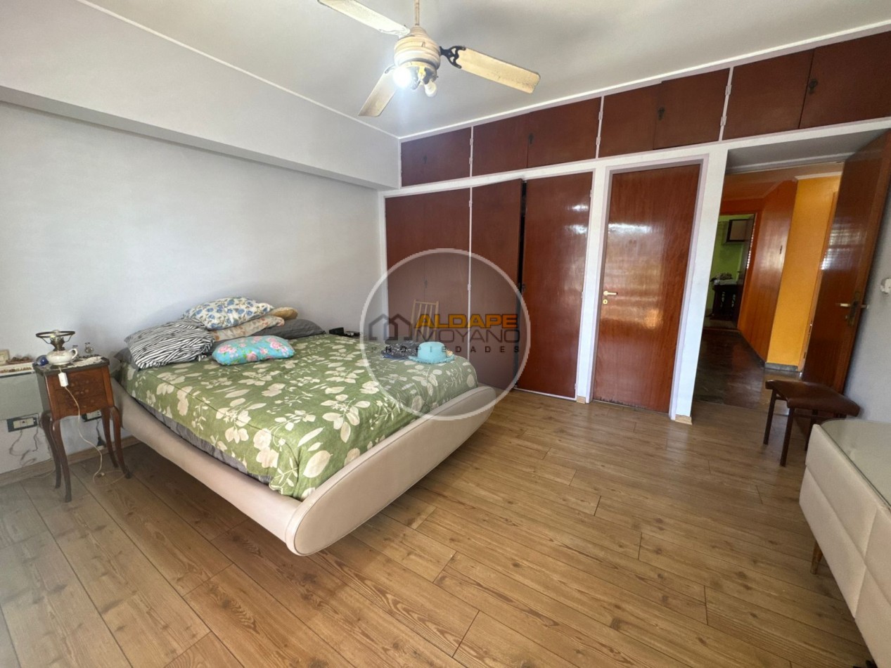 En Venta Casa seis ambientes, cochera triple, Quincho -Excelente estado!! (Villa Lugano)