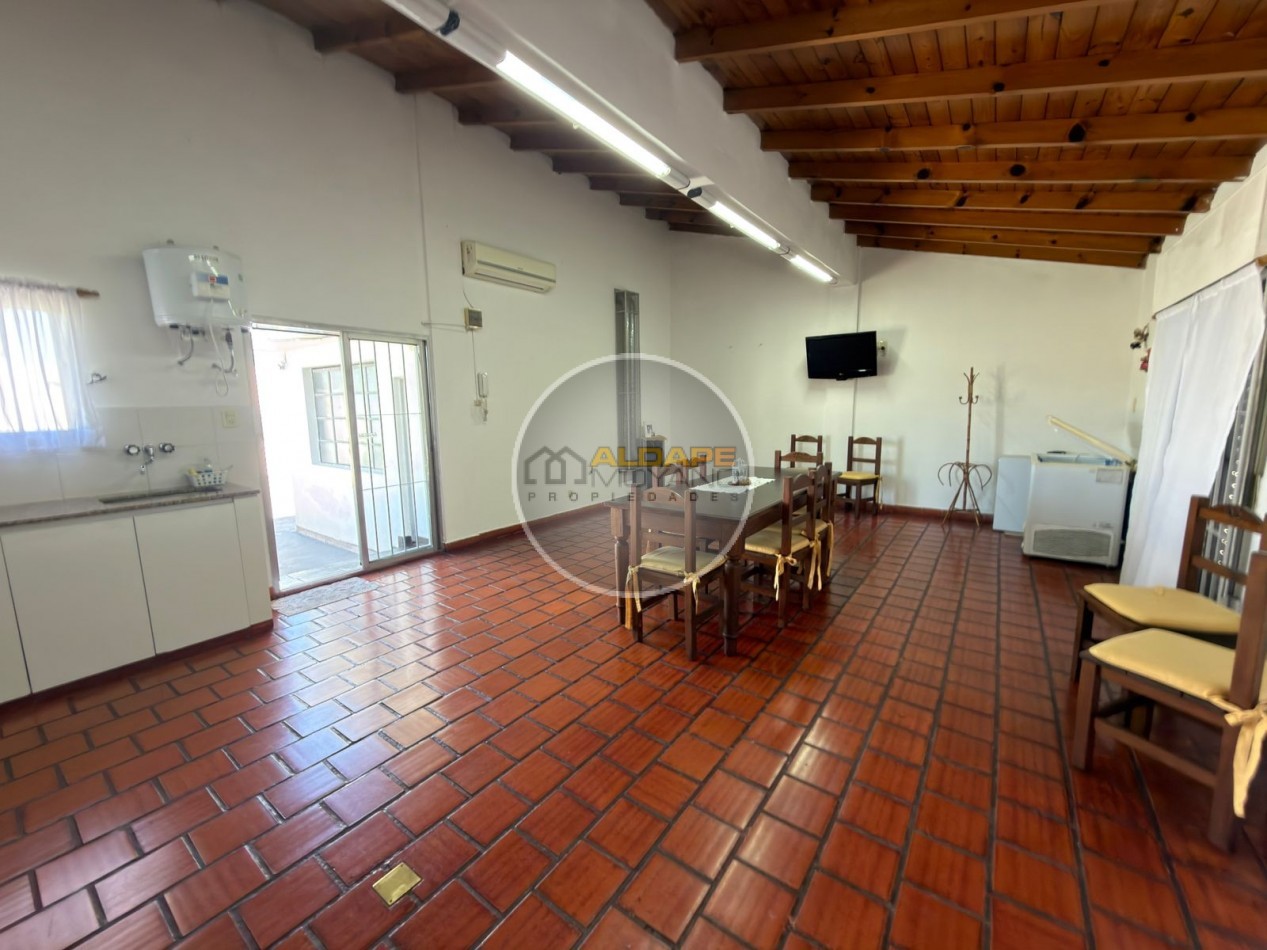 Se vende Casa, subdividada, ideal multifamilar, con cochera y quincho. (excelente estado)