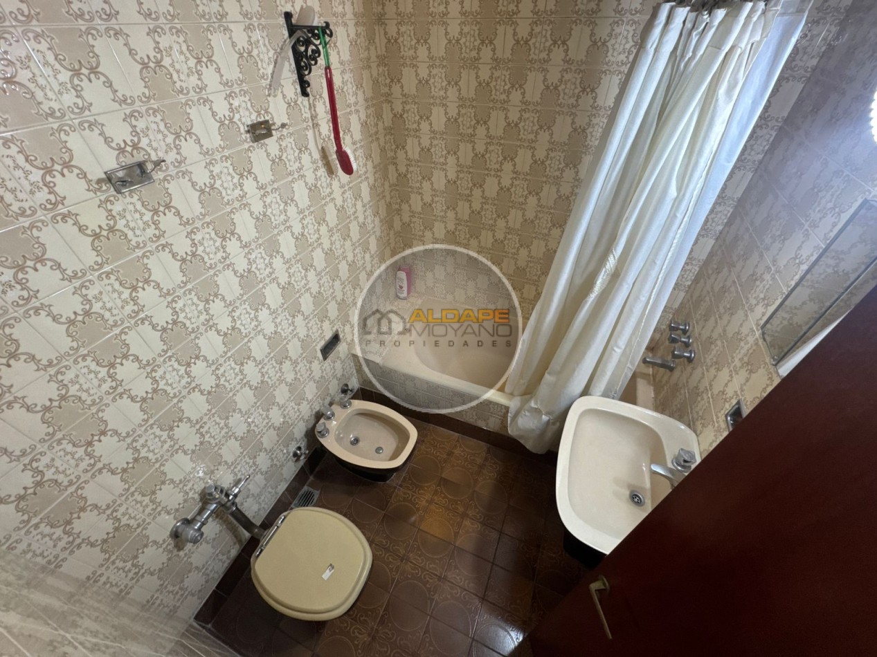 En Venta Casa seis ambientes, cochera triple, Quincho -Excelente estado!! (Villa Lugano)