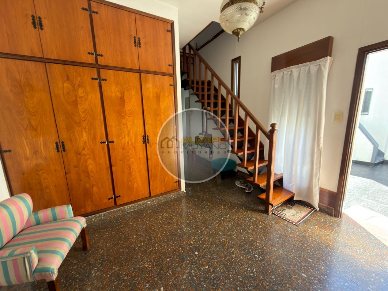 Se vende Casa, subdividada, ideal multifamilar, con cochera y quincho. (excelente estado)