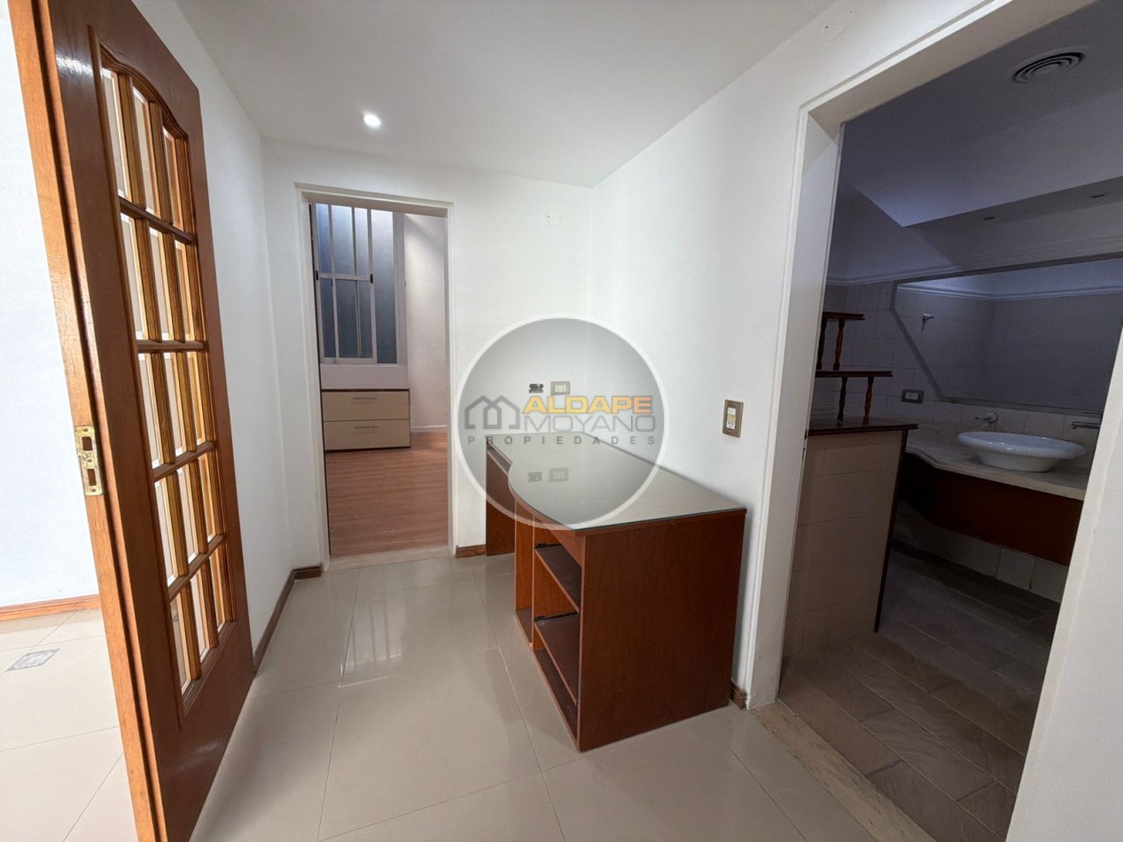 Se Vende Casa Cuatro ambientes, cochera doble, quincho (Banfield)