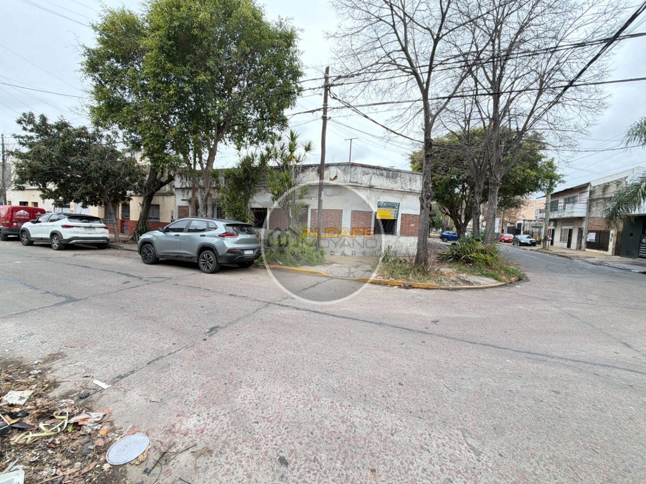 Se Vende Casa tres amb, cochera doble, A Reciclar!! (Ciudadela)