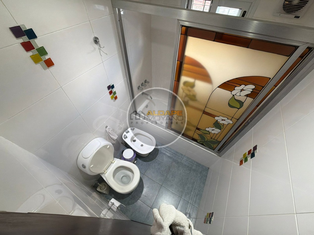 Se vende casa lote propio, cuatro ambientes, con cochera (Liniers)
