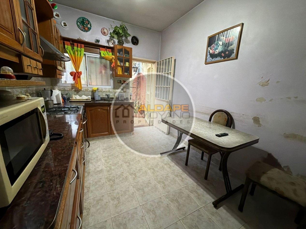 Se Vende Casa Cuatro ambientes, cochera doble (Lomas del Mirador)
