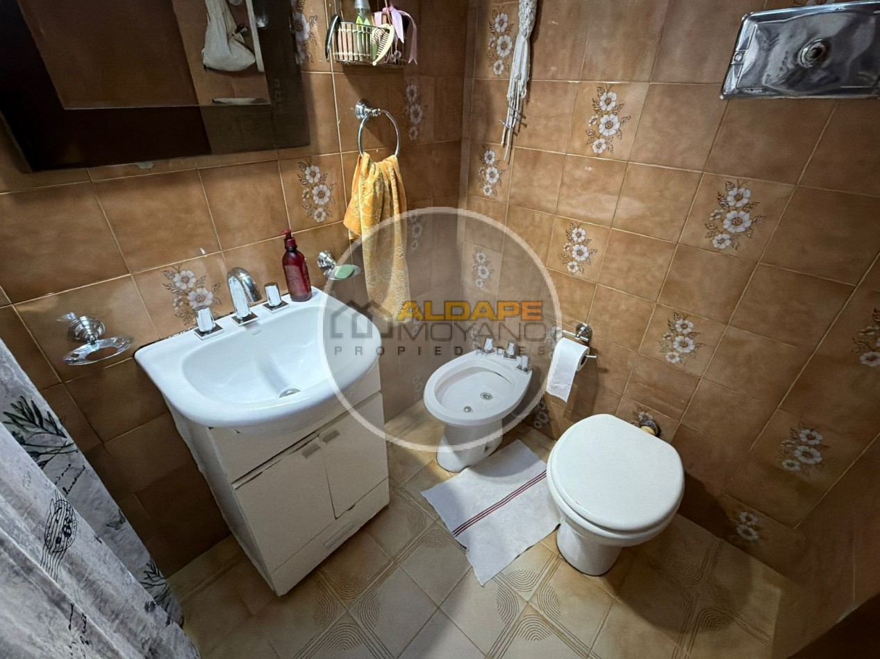 Se Vende Casa Cuatro ambientes, cochera doble (Lomas del Mirador)