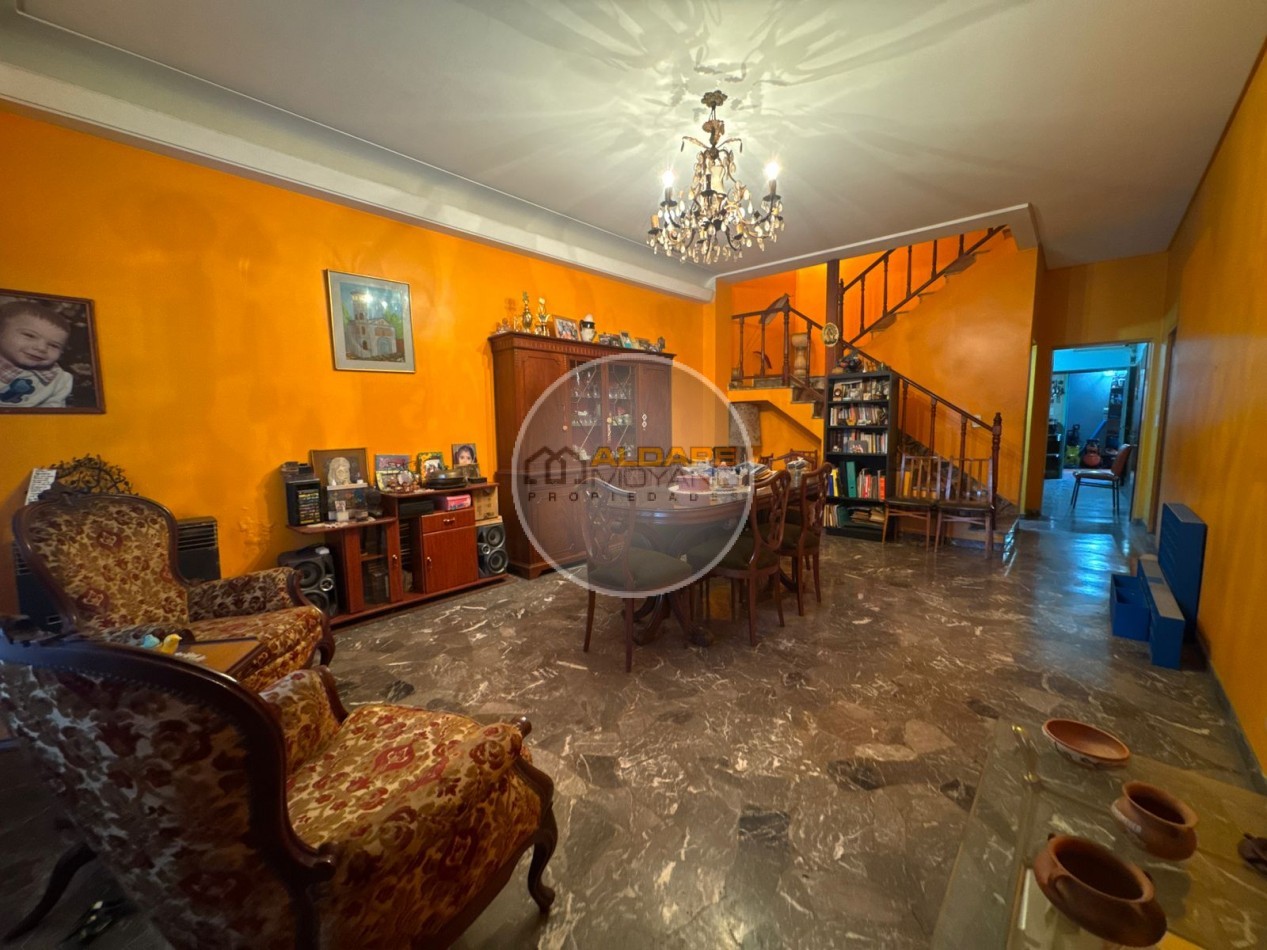 En Venta Casa seis ambientes, cochera triple, Quincho -Excelente estado!! (Villa Lugano)