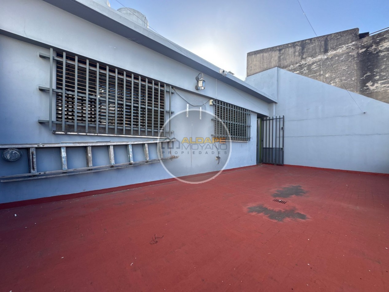 En Venta Casa seis ambientes, cochera triple, Quincho -Excelente estado!! (Villa Lugano)