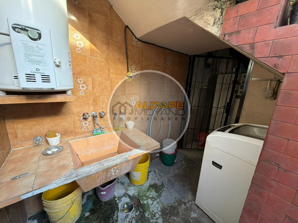 Se Vende Casa Cuatro ambientes, cochera doble (Lomas del Mirador)