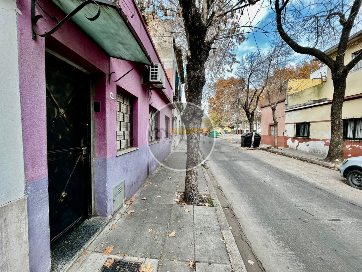 Se Vende PH dos ambientes, contrafrente (Barracas)