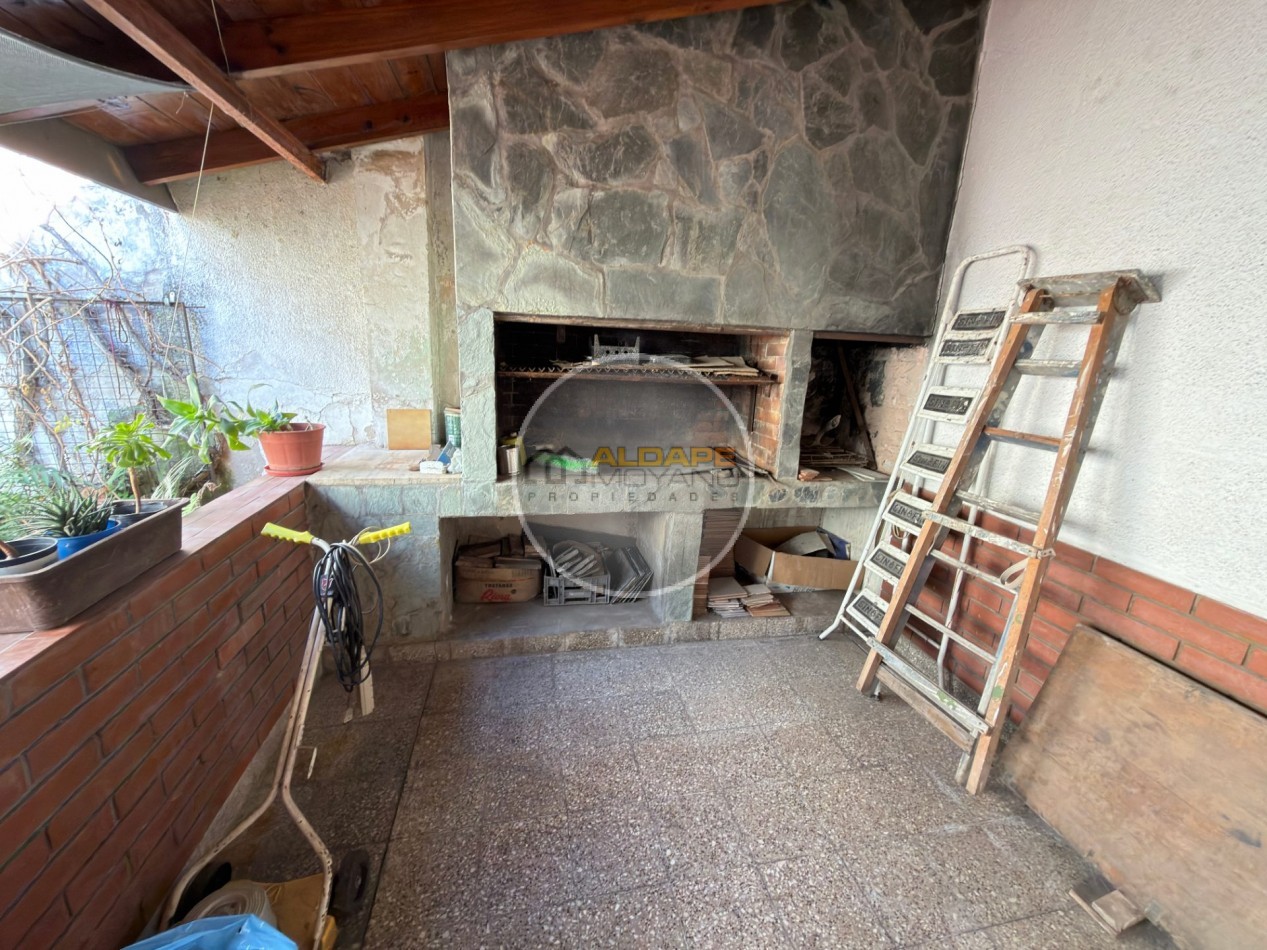 Se Vende Casa Cuatro ambientes, con cochera, Quincho (Villa Lugano)