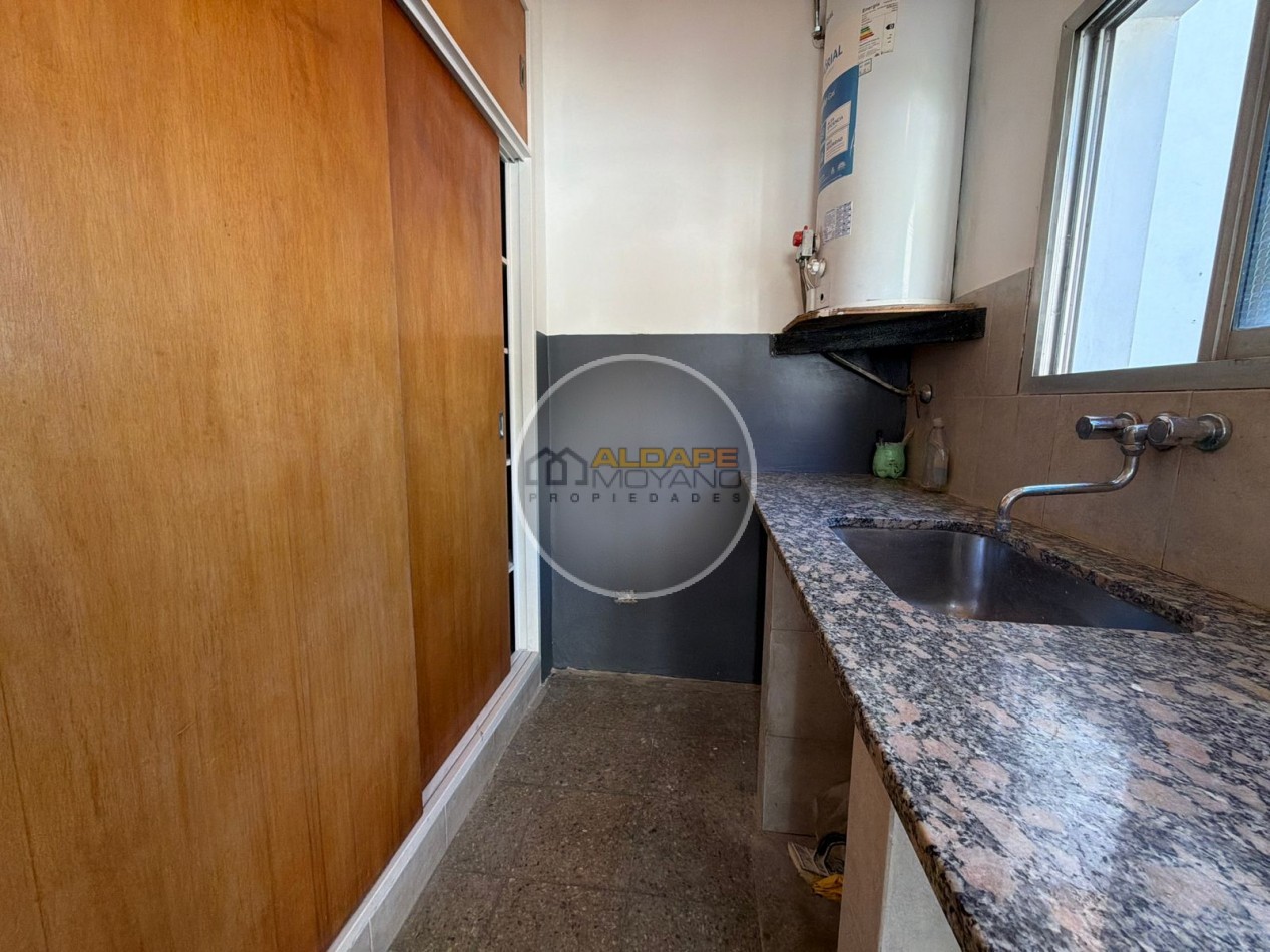 Se Vende Casa Cuatro ambientes, cochera doble, quincho (Banfield)