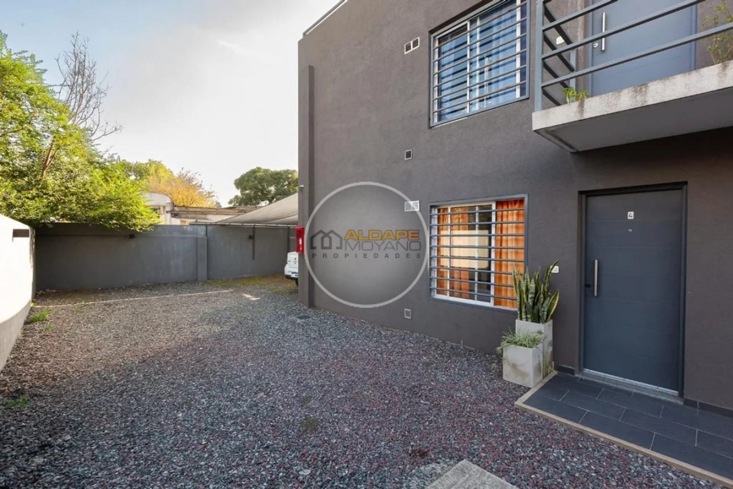 Se vende departamento dos ambientes con cochera (planta baja con cochera)