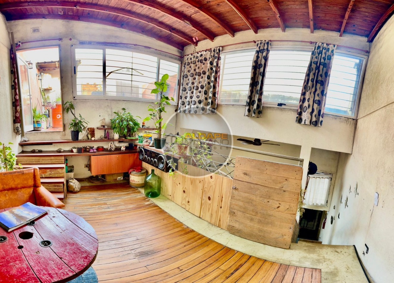 Se Vende PH dos ambientes, contrafrente (Barracas)