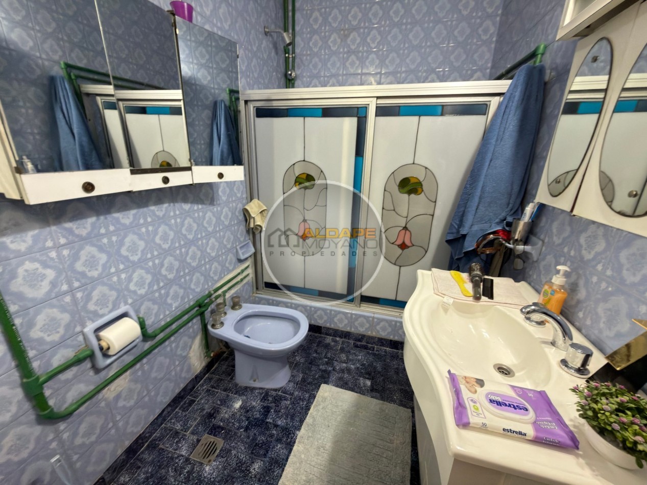 Se Vende Casa Cuatro ambientes, con cochera, Quincho (Villa Lugano)