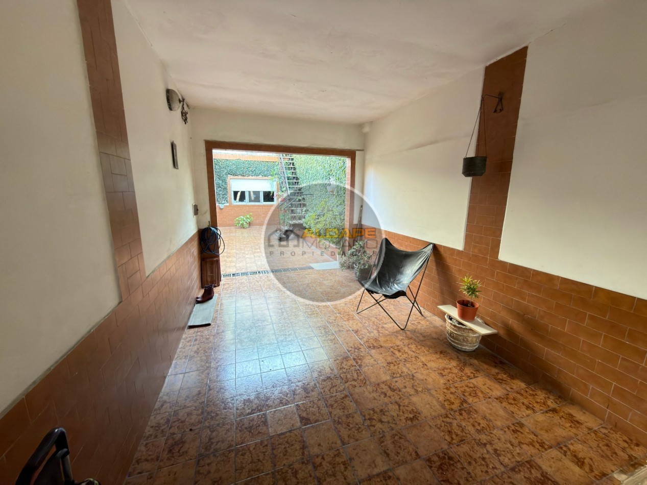 Se Vende Casa Cuatro ambientes, con cochera, Quincho (Villa Lugano)