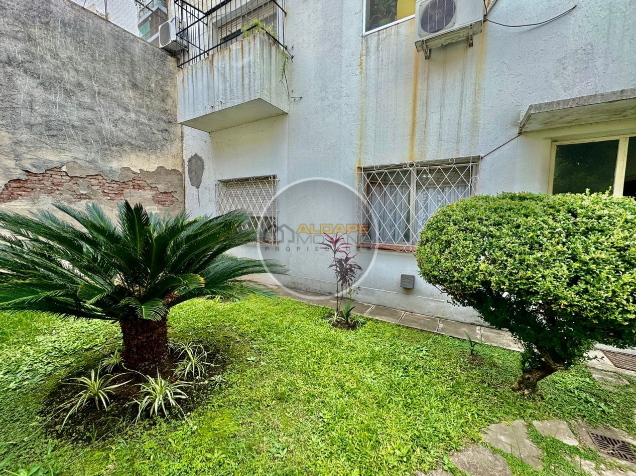 Se vende departamento tres ambientes, planta baja (Almagro)