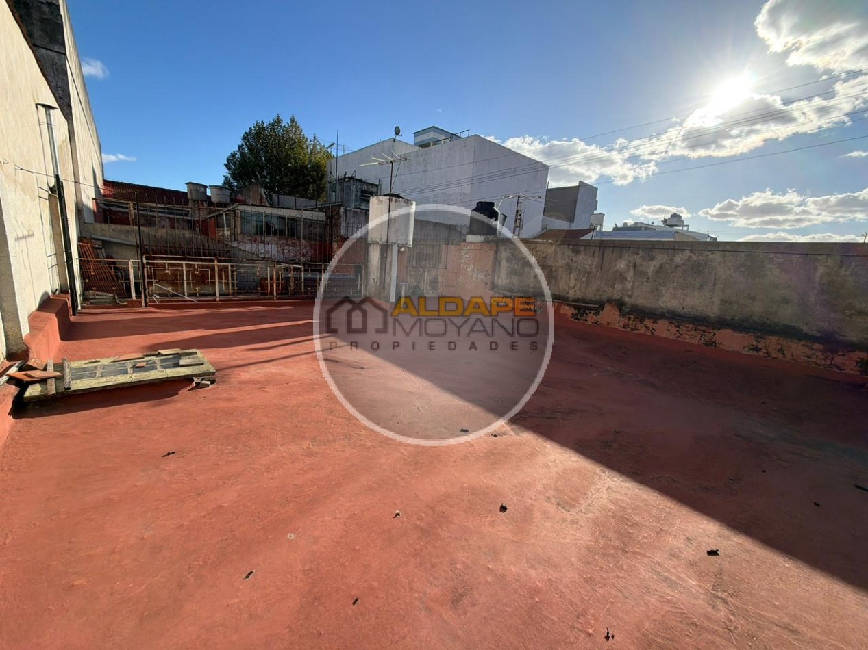 Se Vende Casa Cuatro ambientes, cochera doble (Lomas del Mirador)