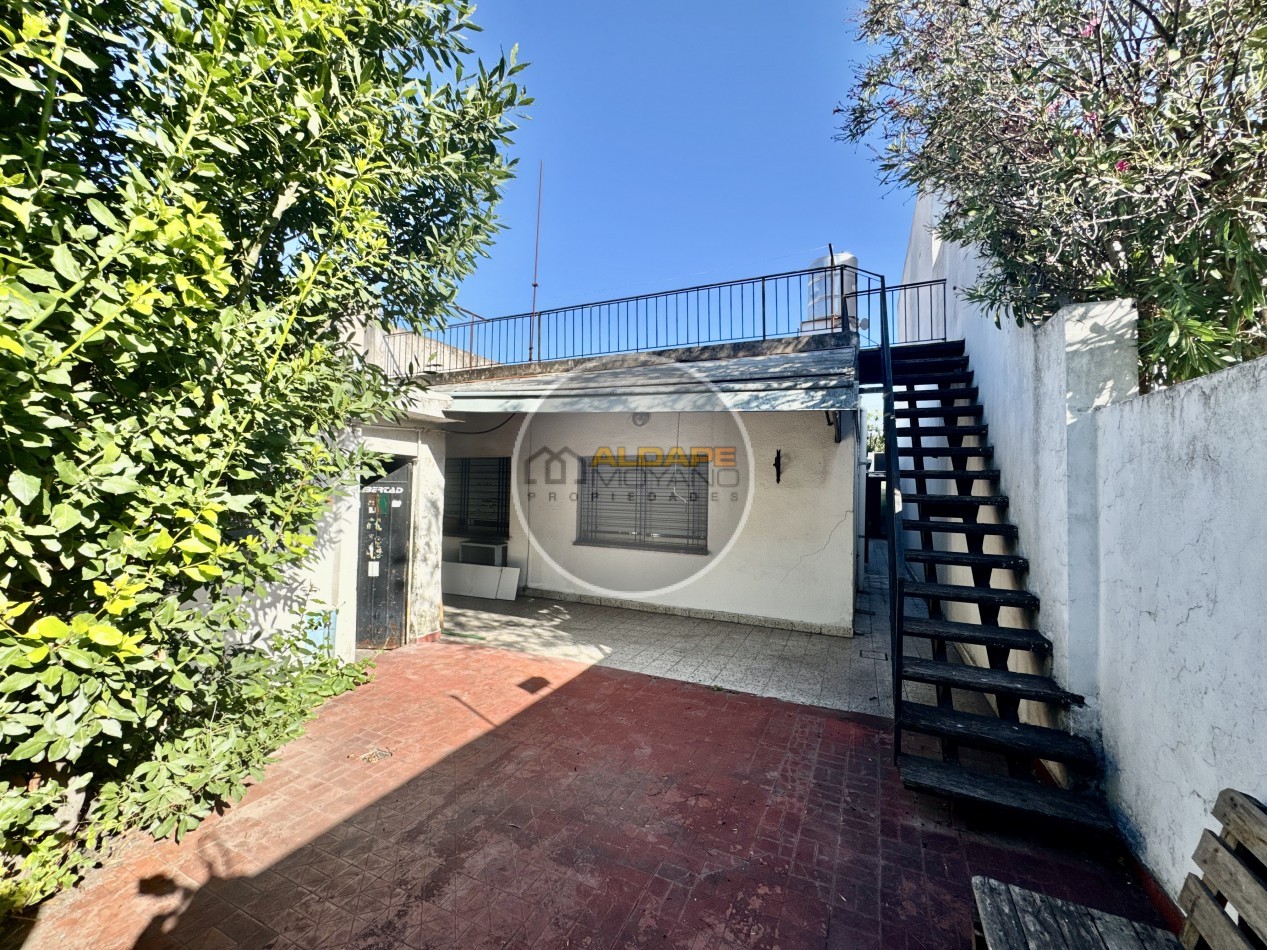 Se Vende Casa Lote propio, Cinco amb, con cochera cubierta, parrilla y deposito (Villa Lugano)