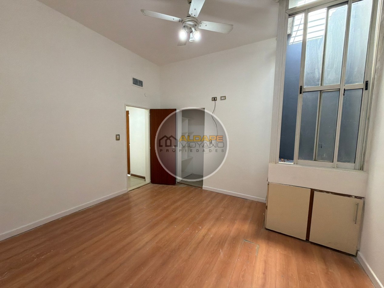 Se Vende Casa Cuatro ambientes, cochera doble, quincho (Banfield)