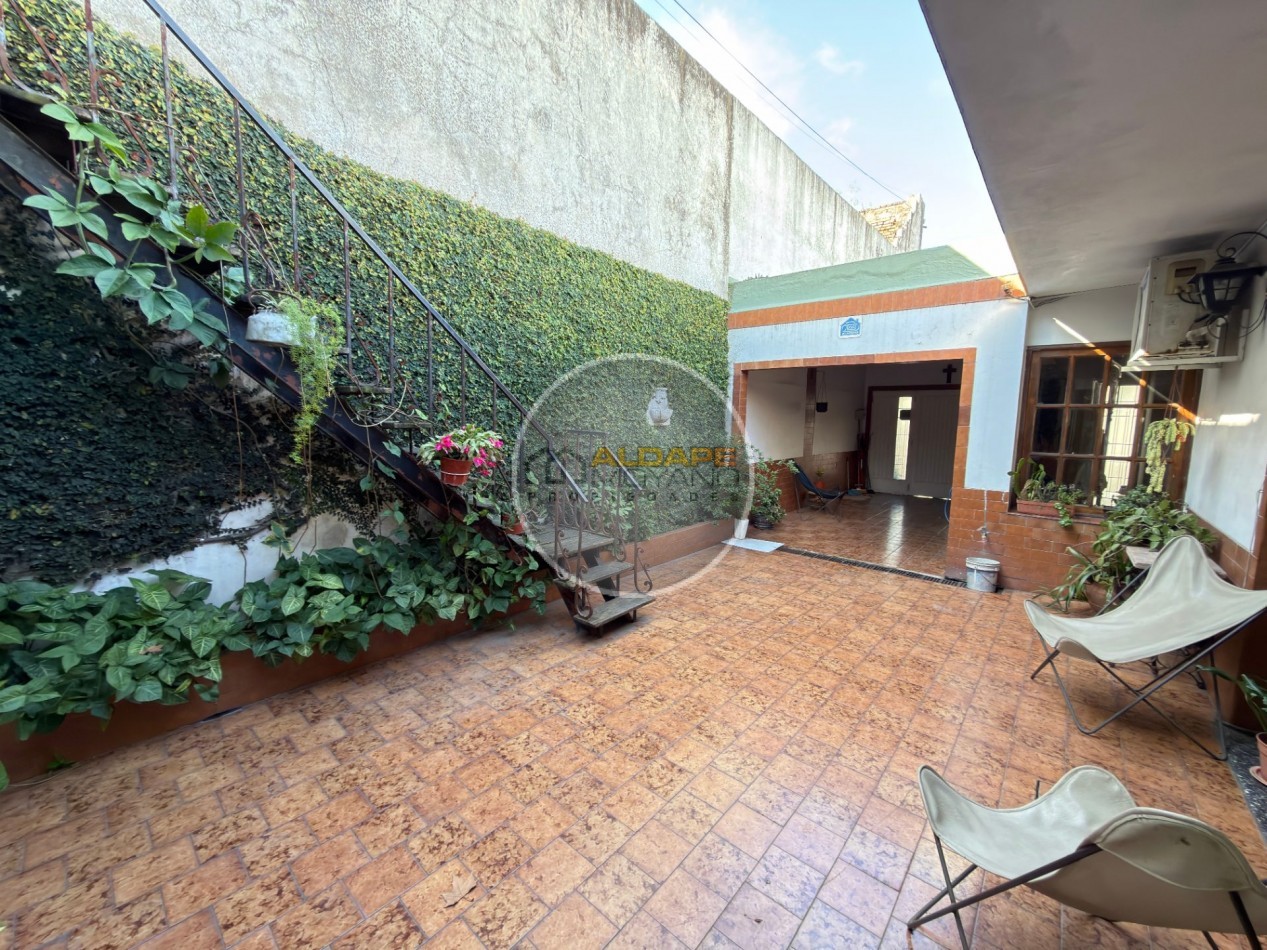 Se Vende Casa Cuatro ambientes, con cochera, Quincho (Villa Lugano)